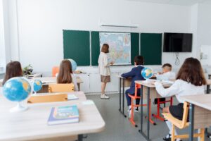 Klasa dzieci, które się pilnie z nauczycielką